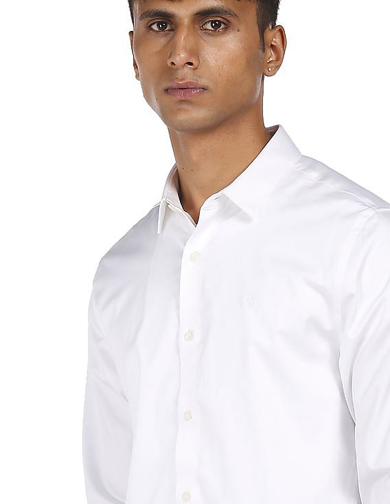 Buy Calvin Klein Men White Spread Collar Solid Casual Shirt - NNNOW.com