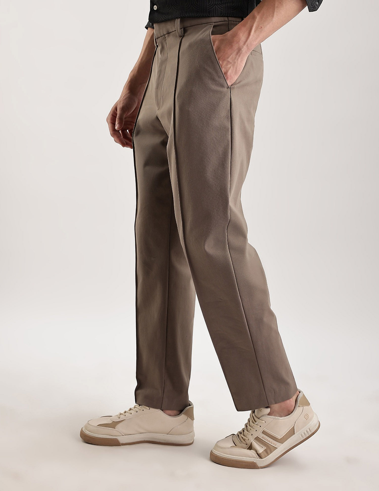 Calvin Klein Jeans Regular Fit Solid Mid Rise Trouser